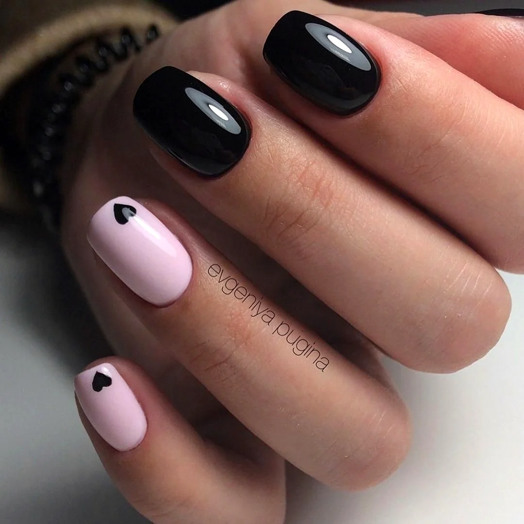 Маникюр розовый с черным