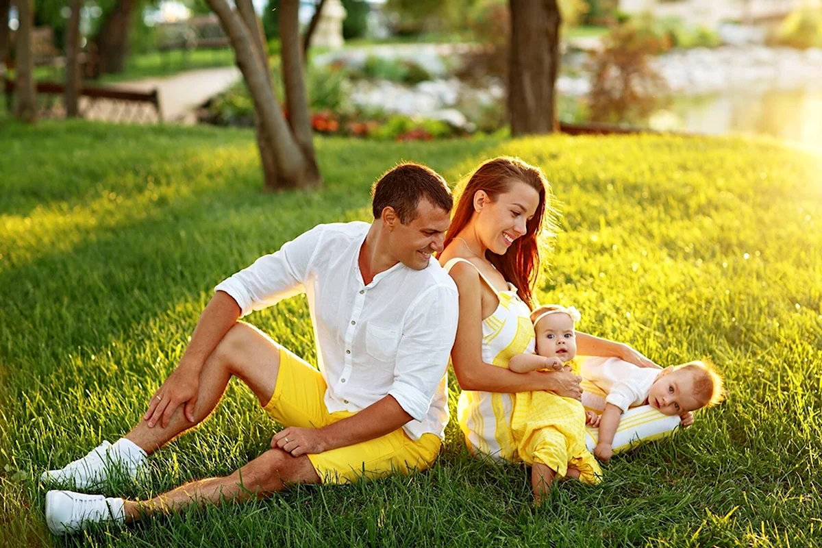 Семейная фотосессия в желтом летом
