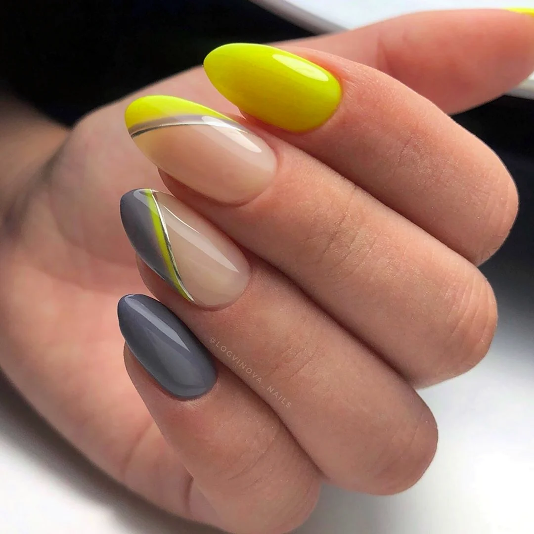 Серо желтый маникюр