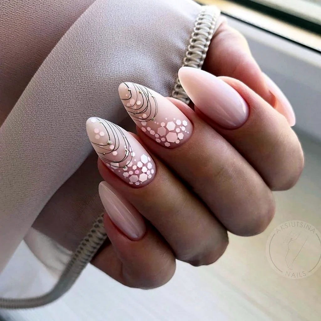 Нюдовый маникюр 2022 на короткие миндаль