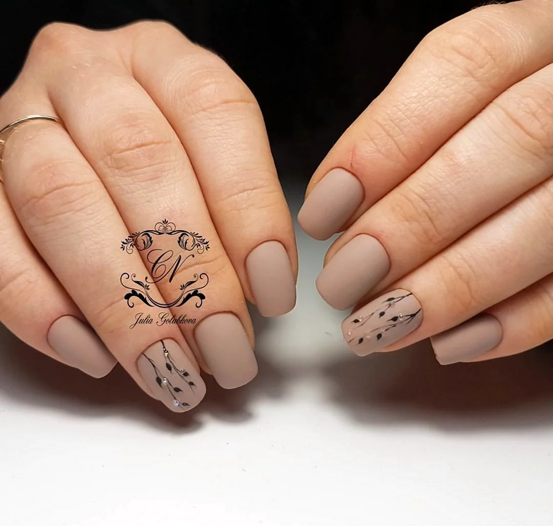 Бежевые ногти