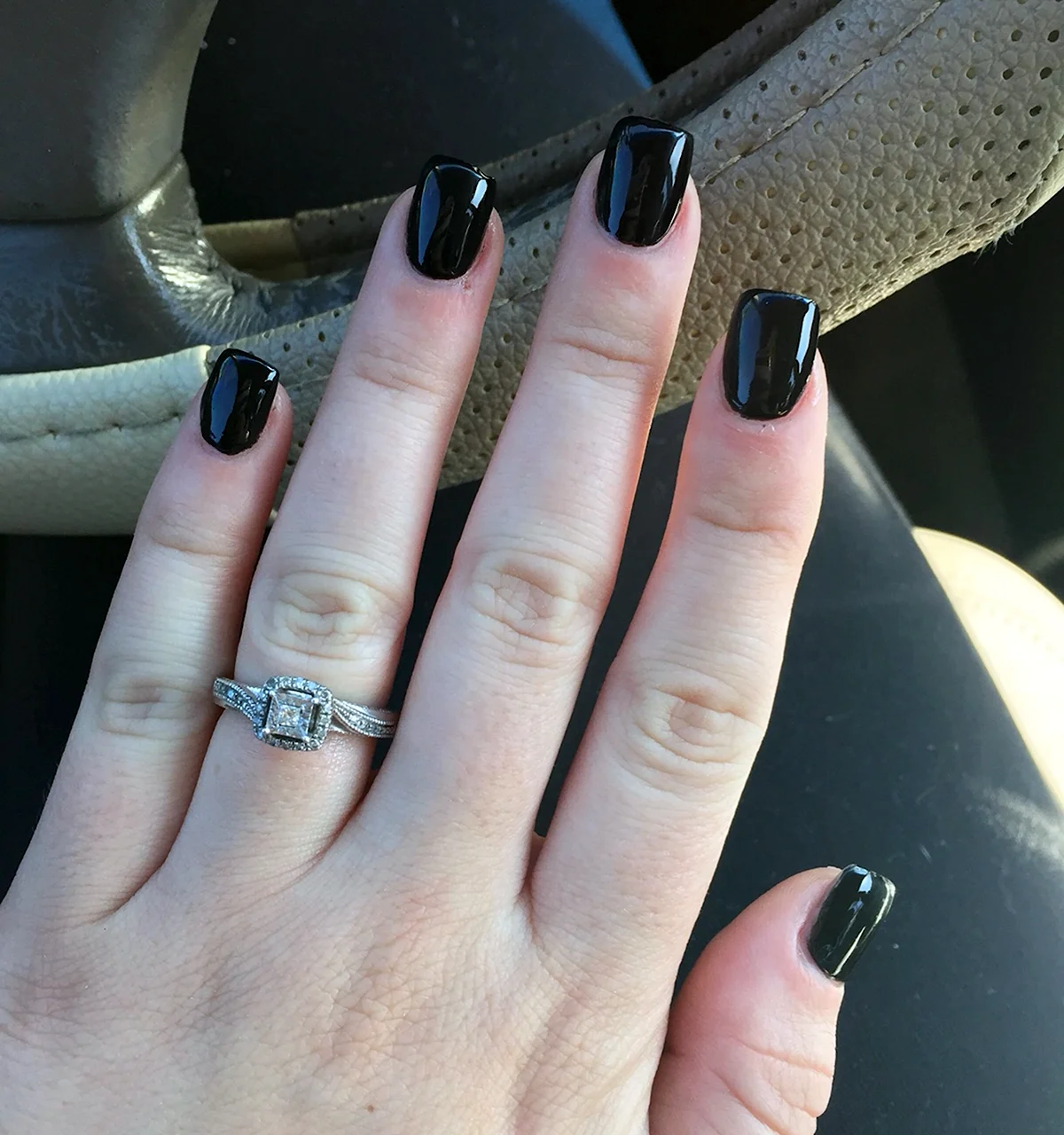 Маникюр черный с жемчугом