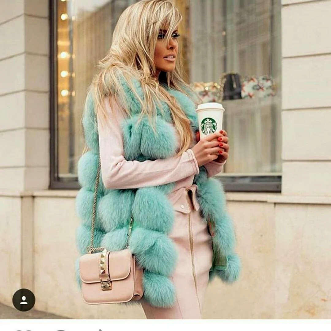 Блондинка в меховой жилетке