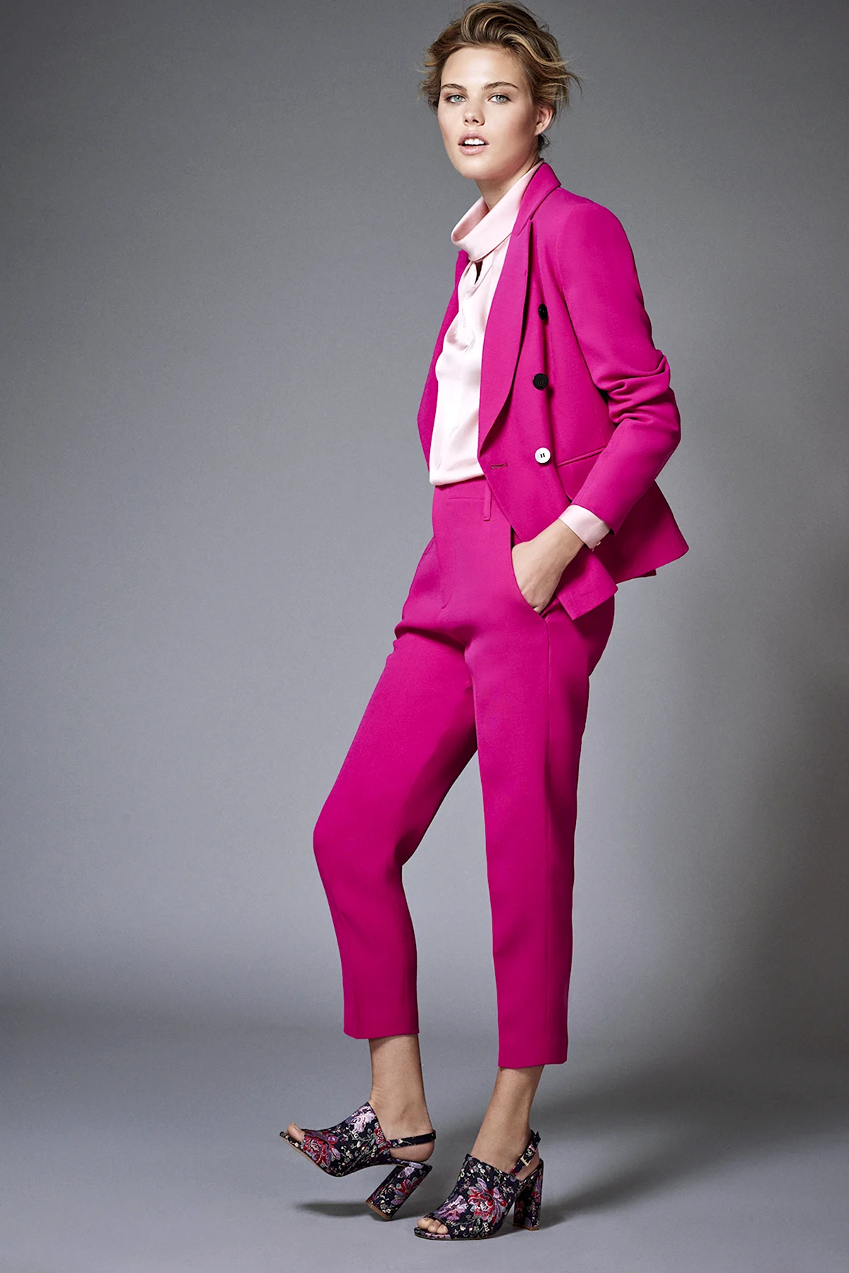 Костюм цвета фуксия