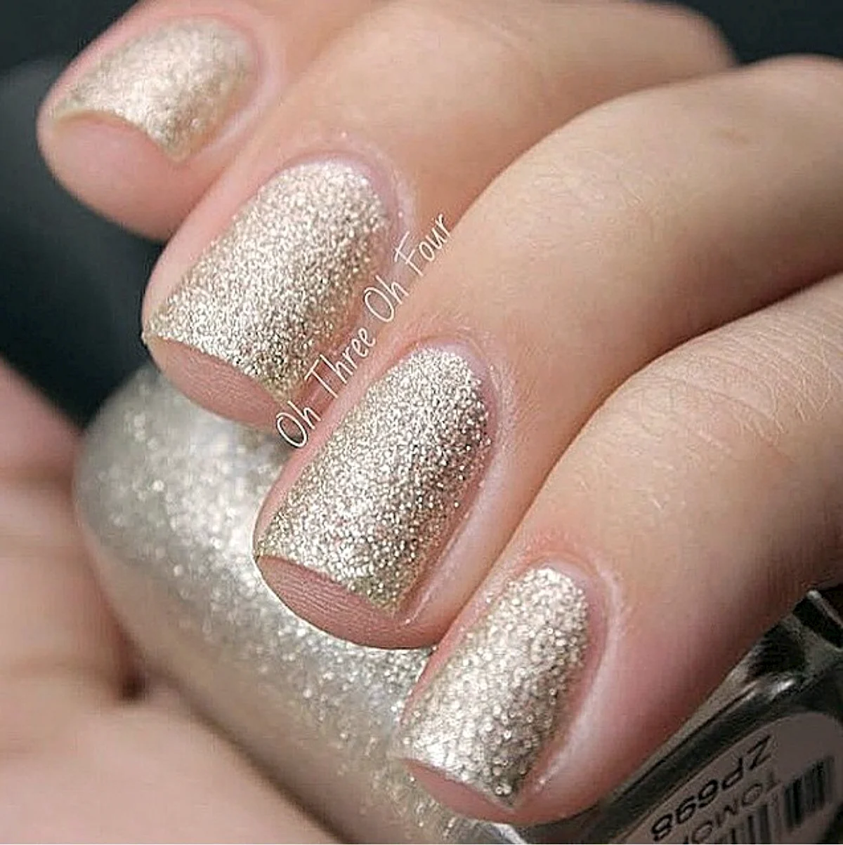 Светлые блестящие ногти