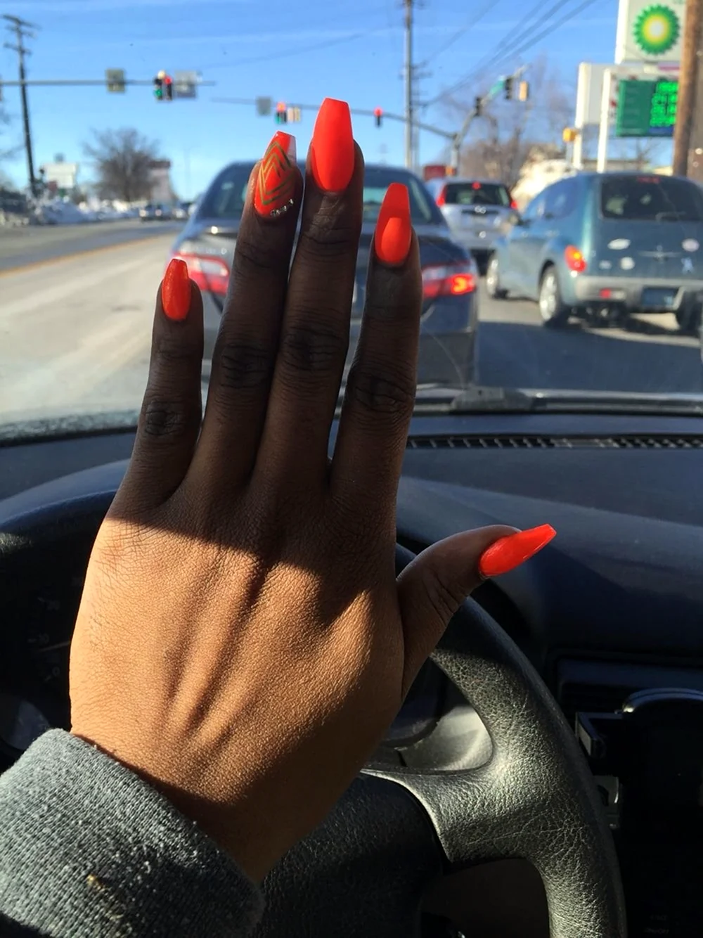 Красный маникюр на загорелых руках