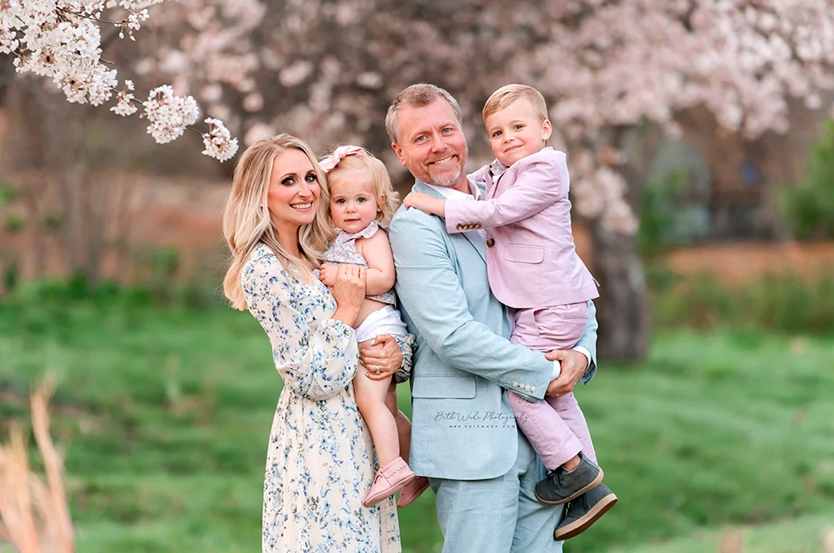 Семейная фотосессия на природе весной