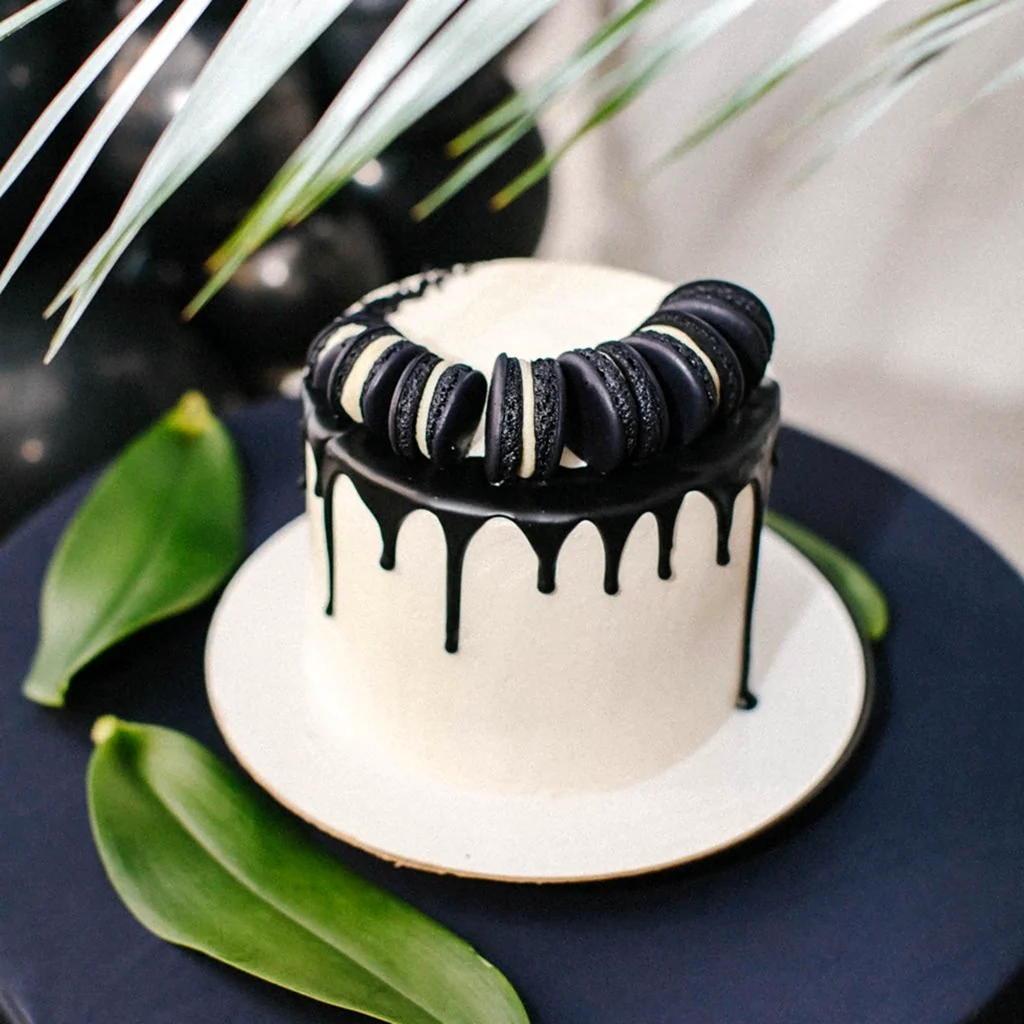 Украшение черного торта