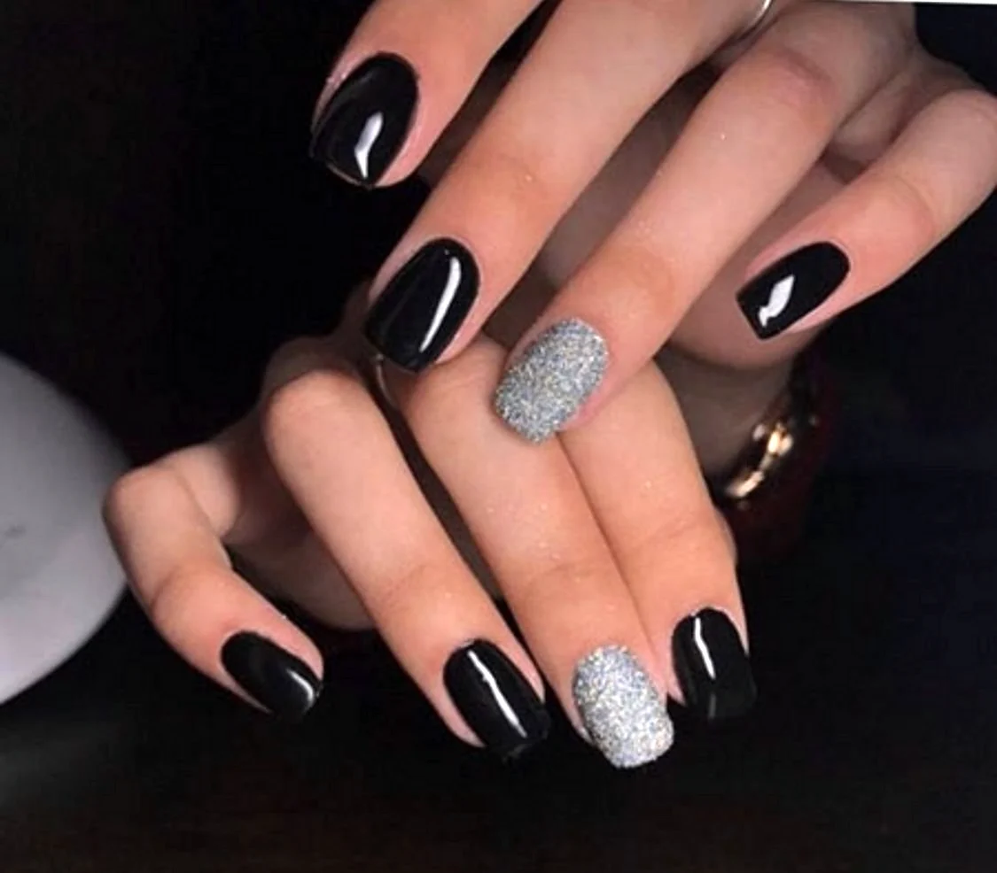 Черный маникюр