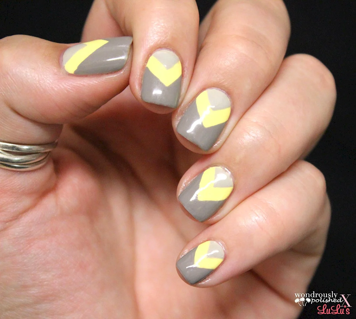 Маникюр лимонный с серым