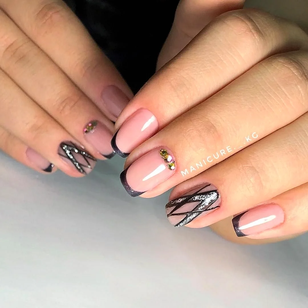 Чёрный френч на квадратных ногтях