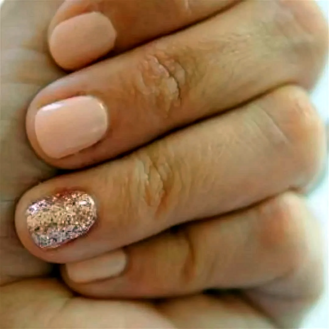 Бежевый маникюр на очень короткие ногти