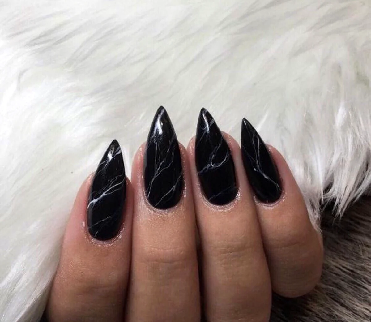 Черный мрамор ногти миндаль