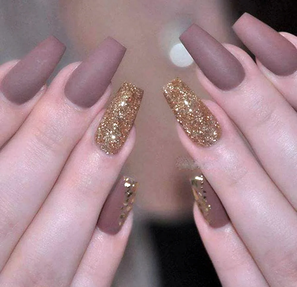 Бежево-коричневый маникюр с золотом