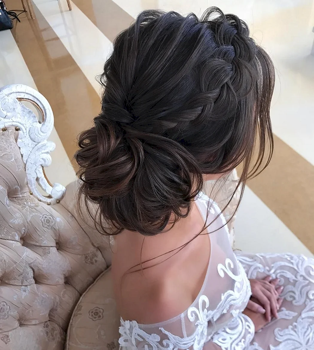 Весільні на середнє темне волосся