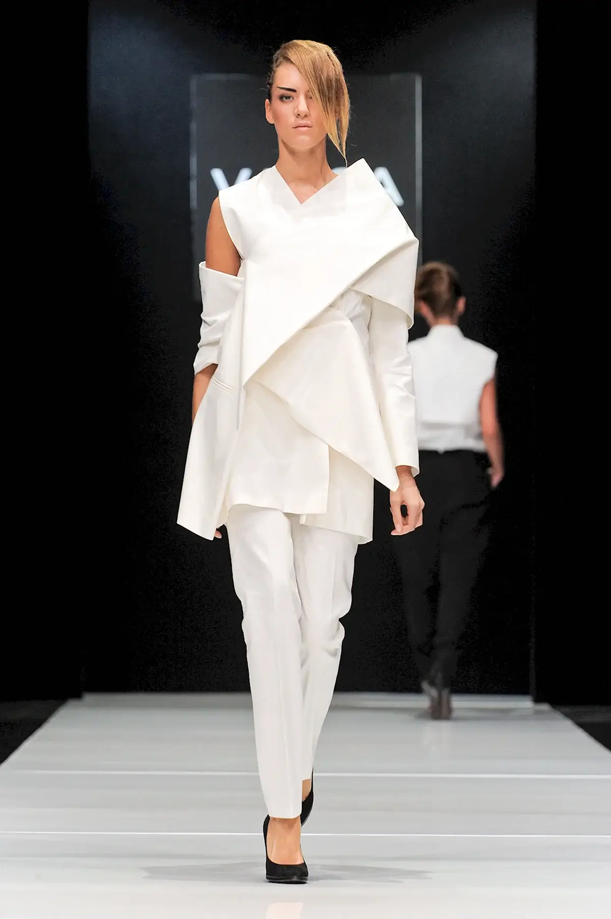 Авангард Деконструктивизм стиль в одежде