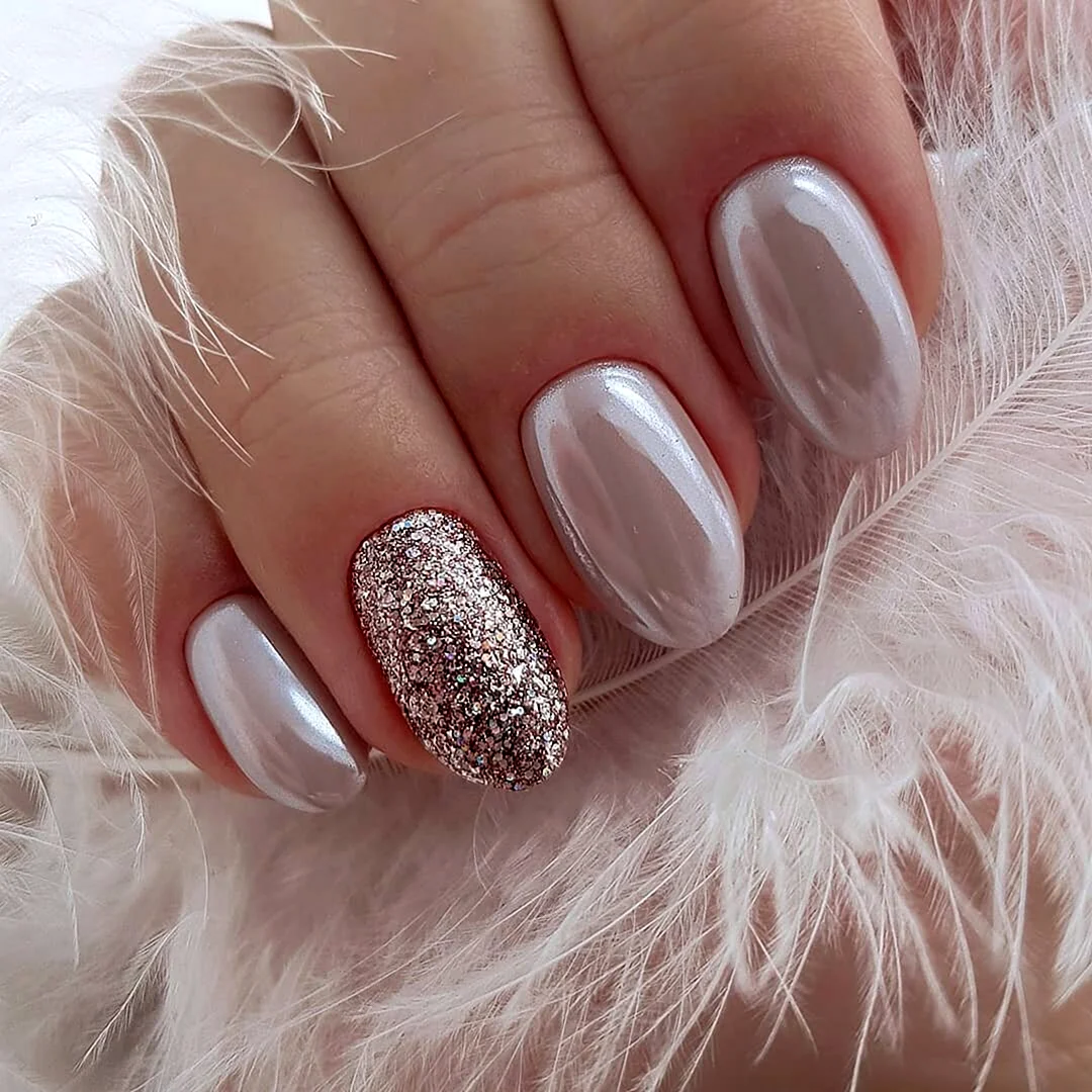 Нюдовый маникюр с жемчужной втиркой