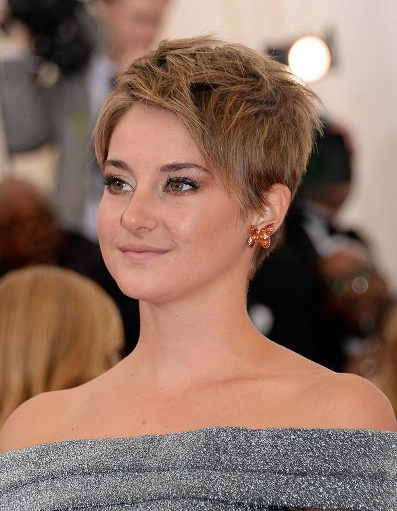 Шейлін Вудлі з коротким волоссям