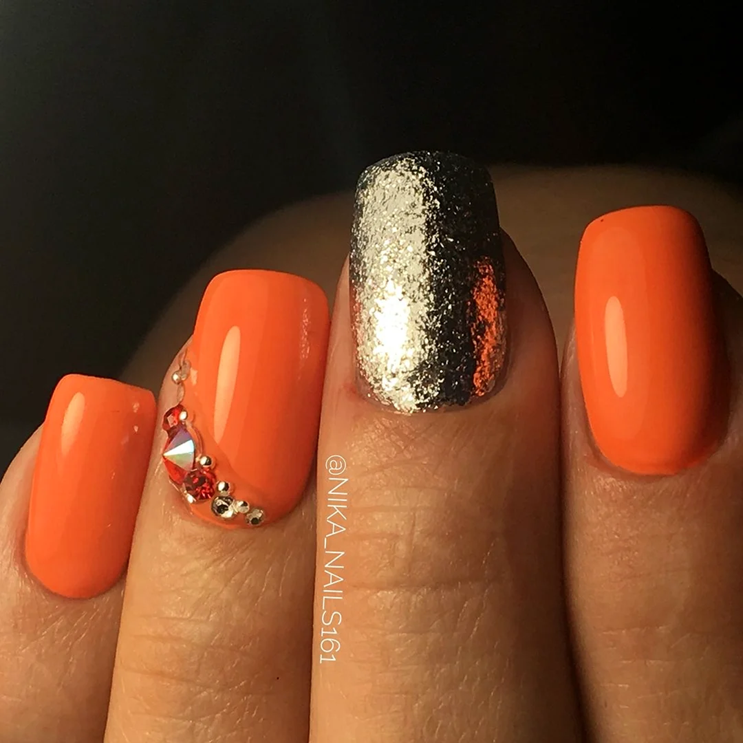 Маникюр коричневый с оранжевым
