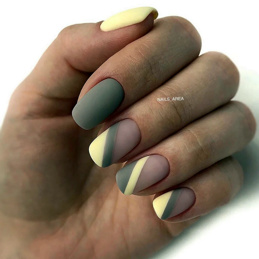 Маникюр серый с желтым