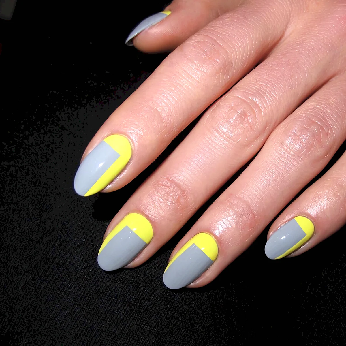 Маникюр серый с желтым