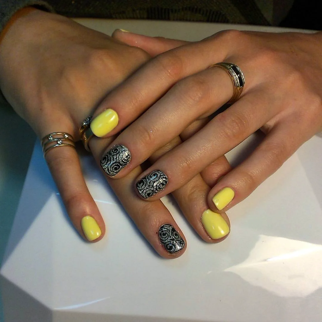 Маникюр шеллак желтый