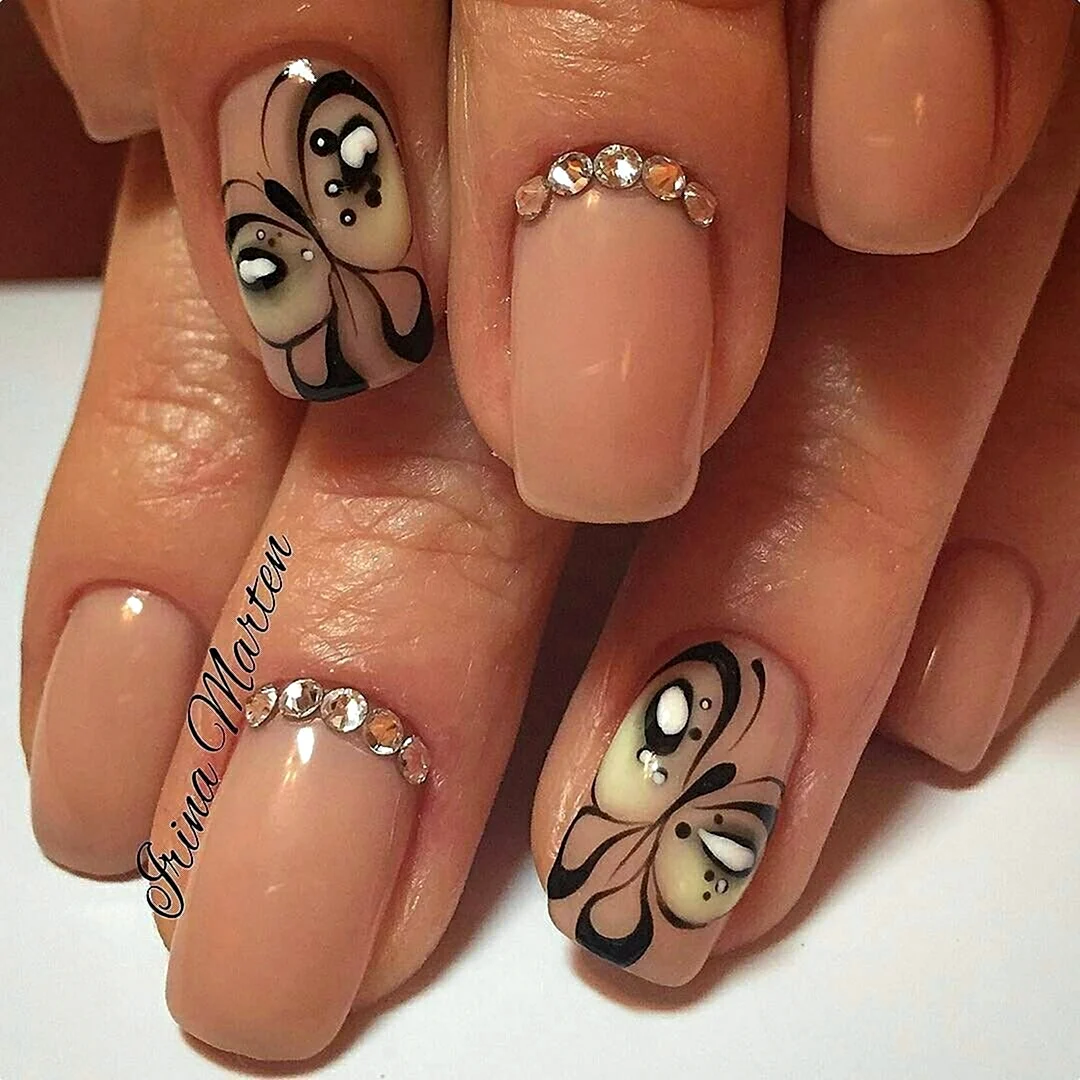 Бежевые ногти с бабочками