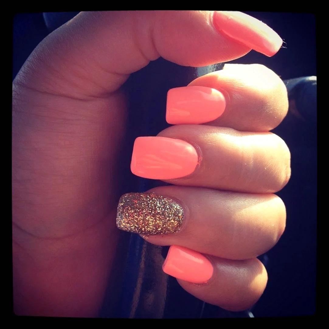 Персиковый маникюр с блестками