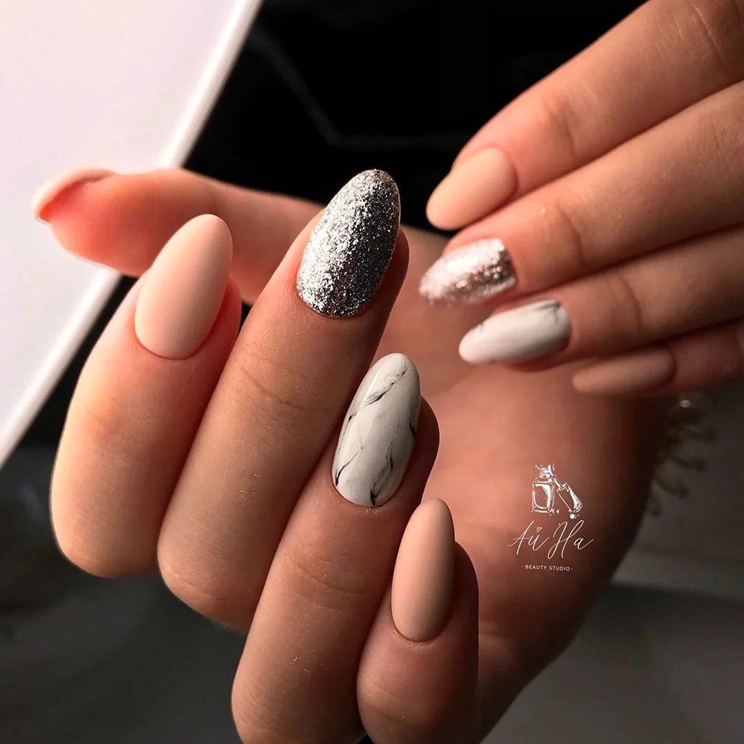 Нюдовый маникюр с мрамором на миндаль