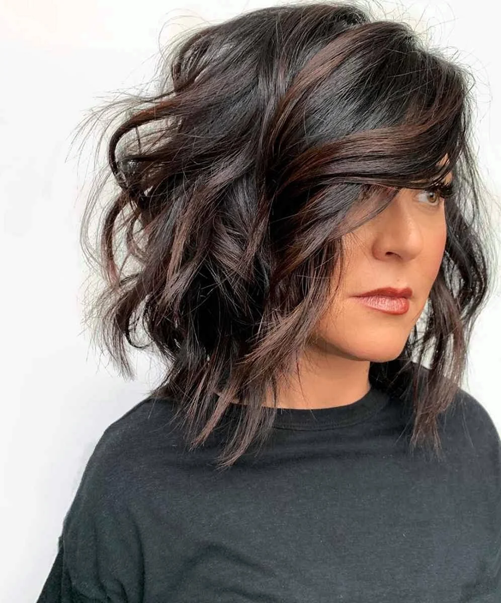 Стрижка Каскад-Шеггі на темне волосся