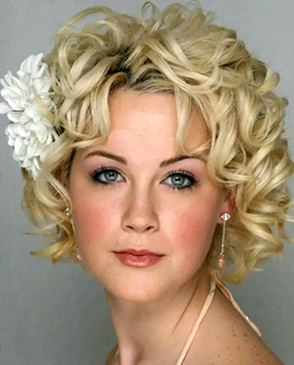 Зачіски на коротке волосся