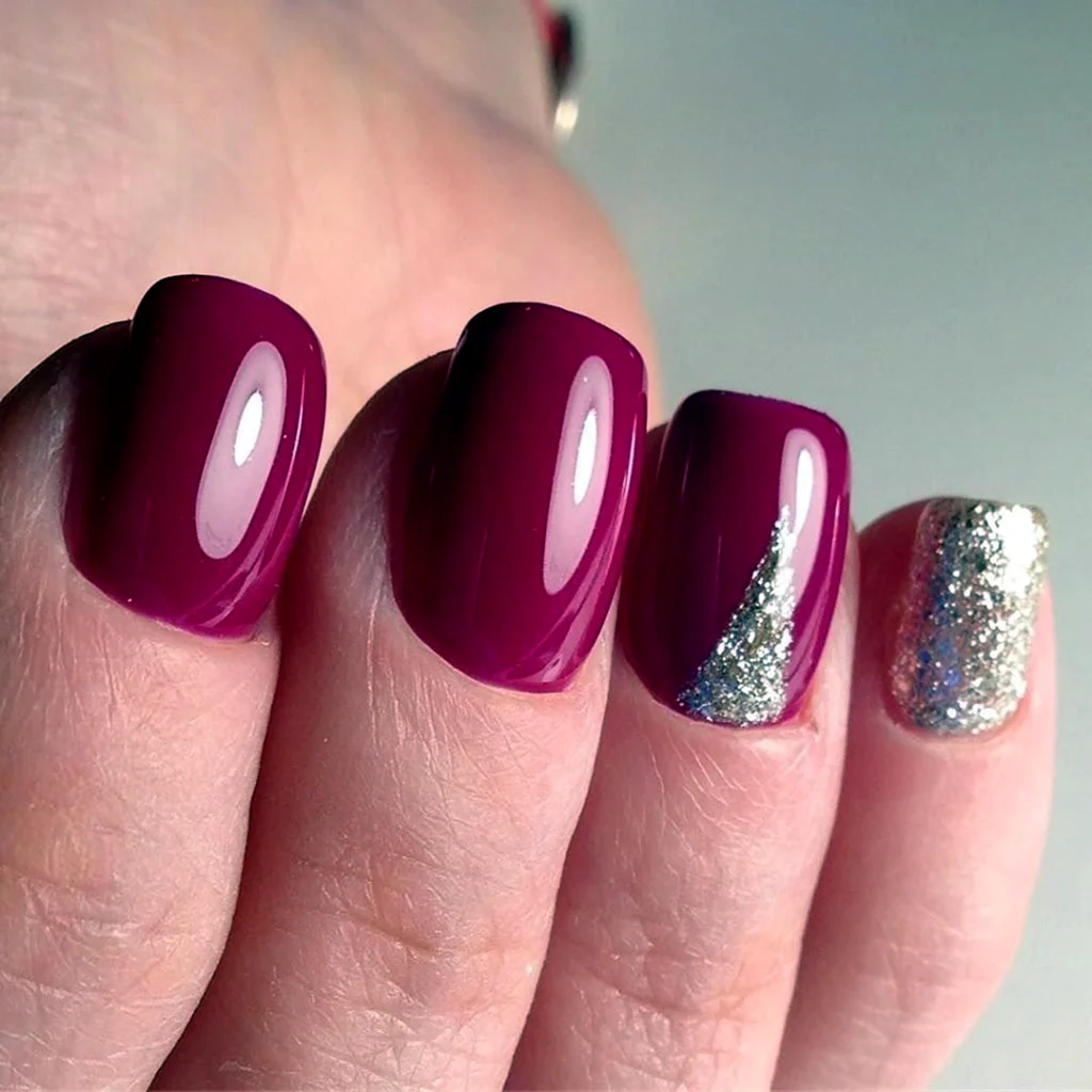 Малиновый маникюр