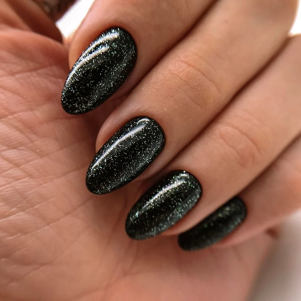 Черные ногти с блестками