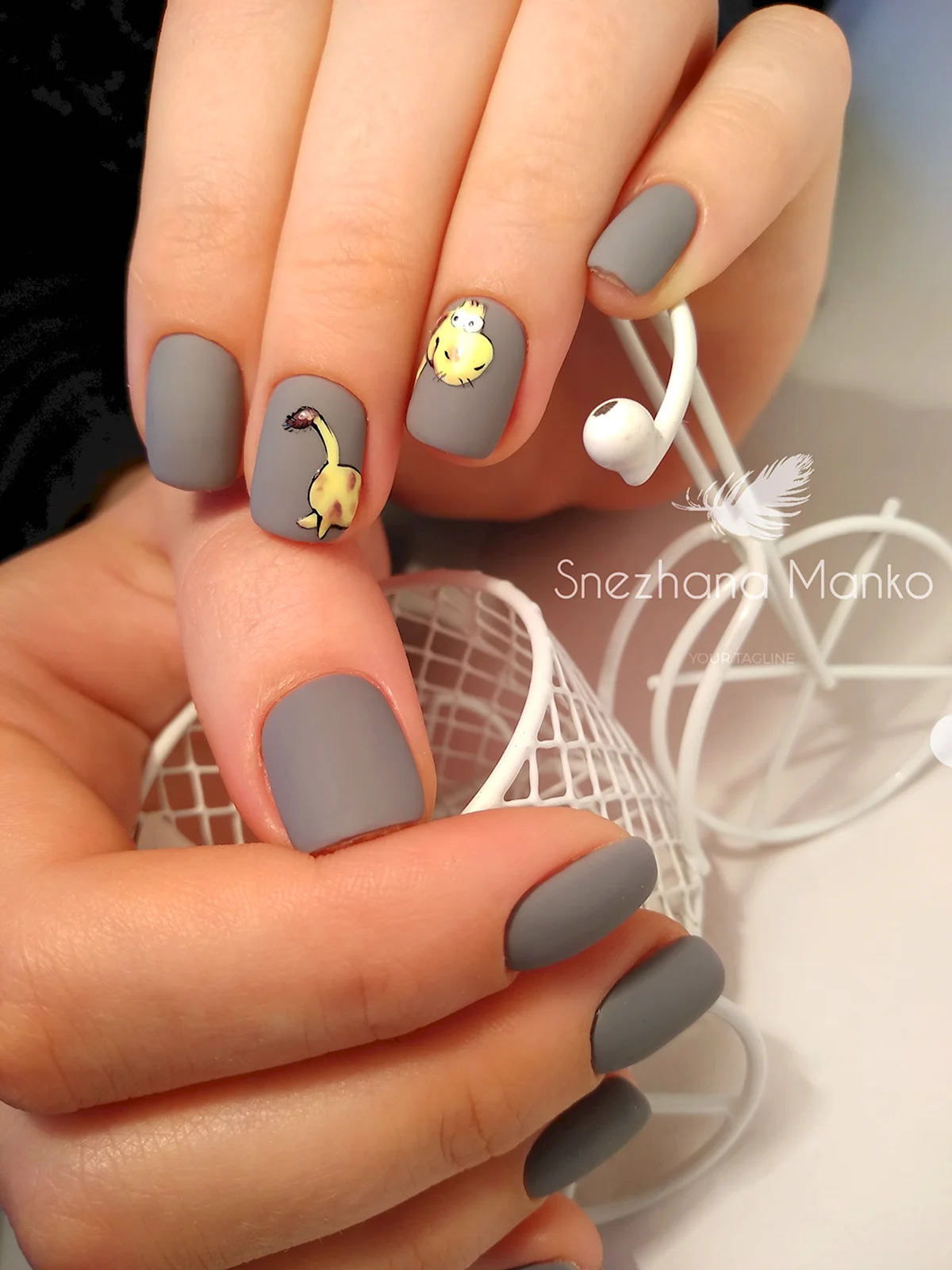 Летний маникюр серый