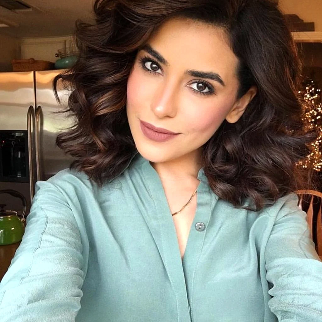 Сазан Хендрікс з кучерями