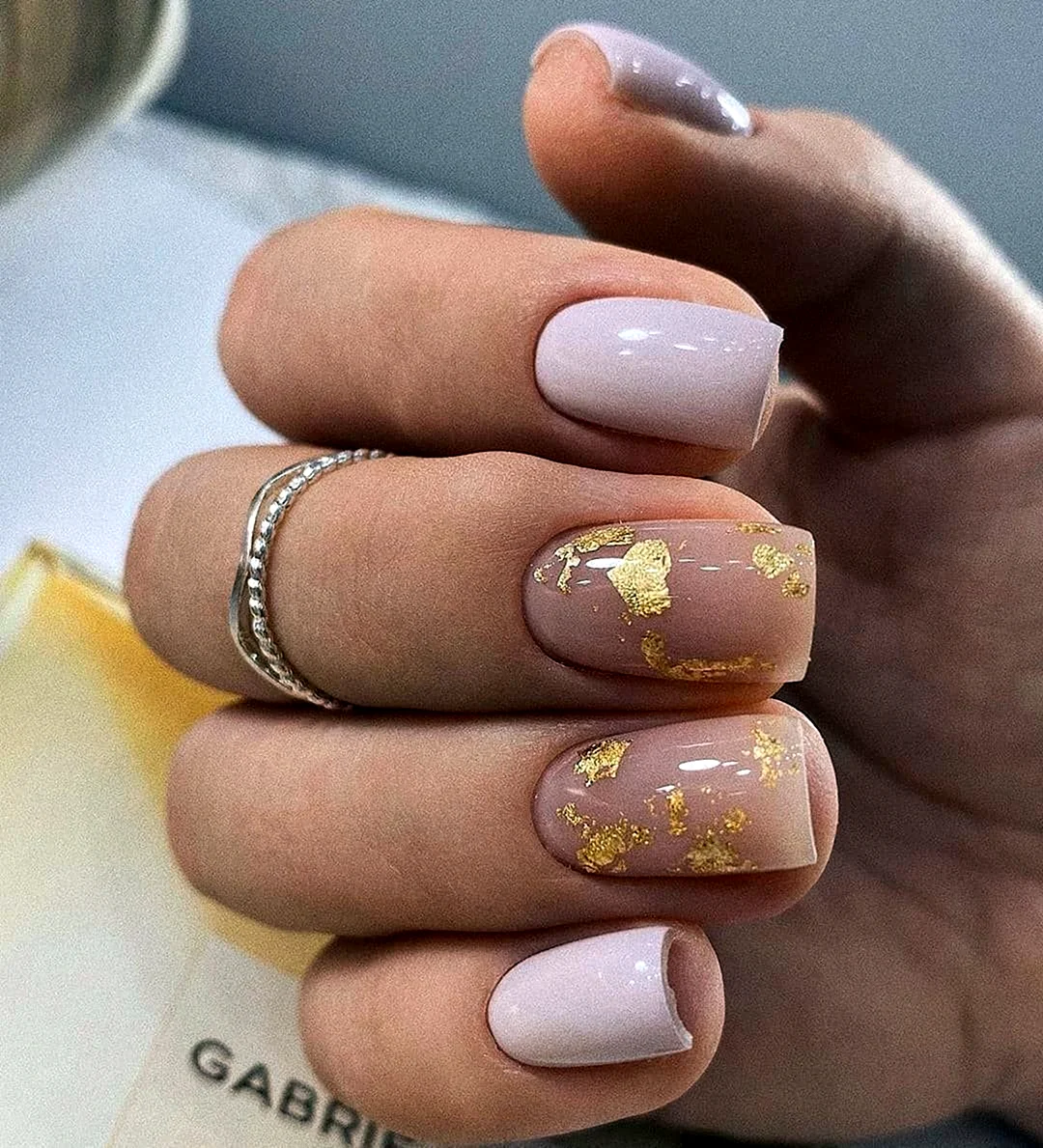Нежный маникюр с золотом