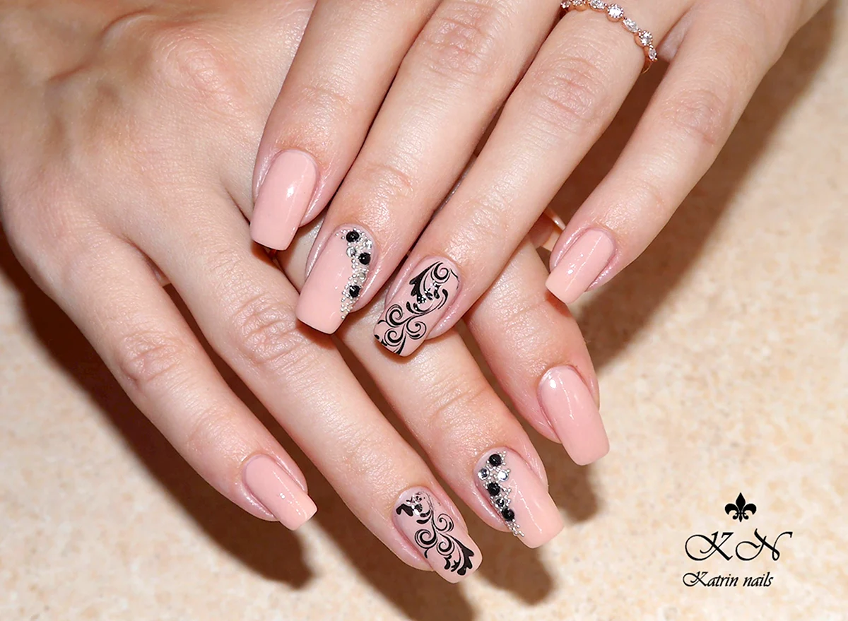 Красивые узоры на ногтях на бежевом фоне