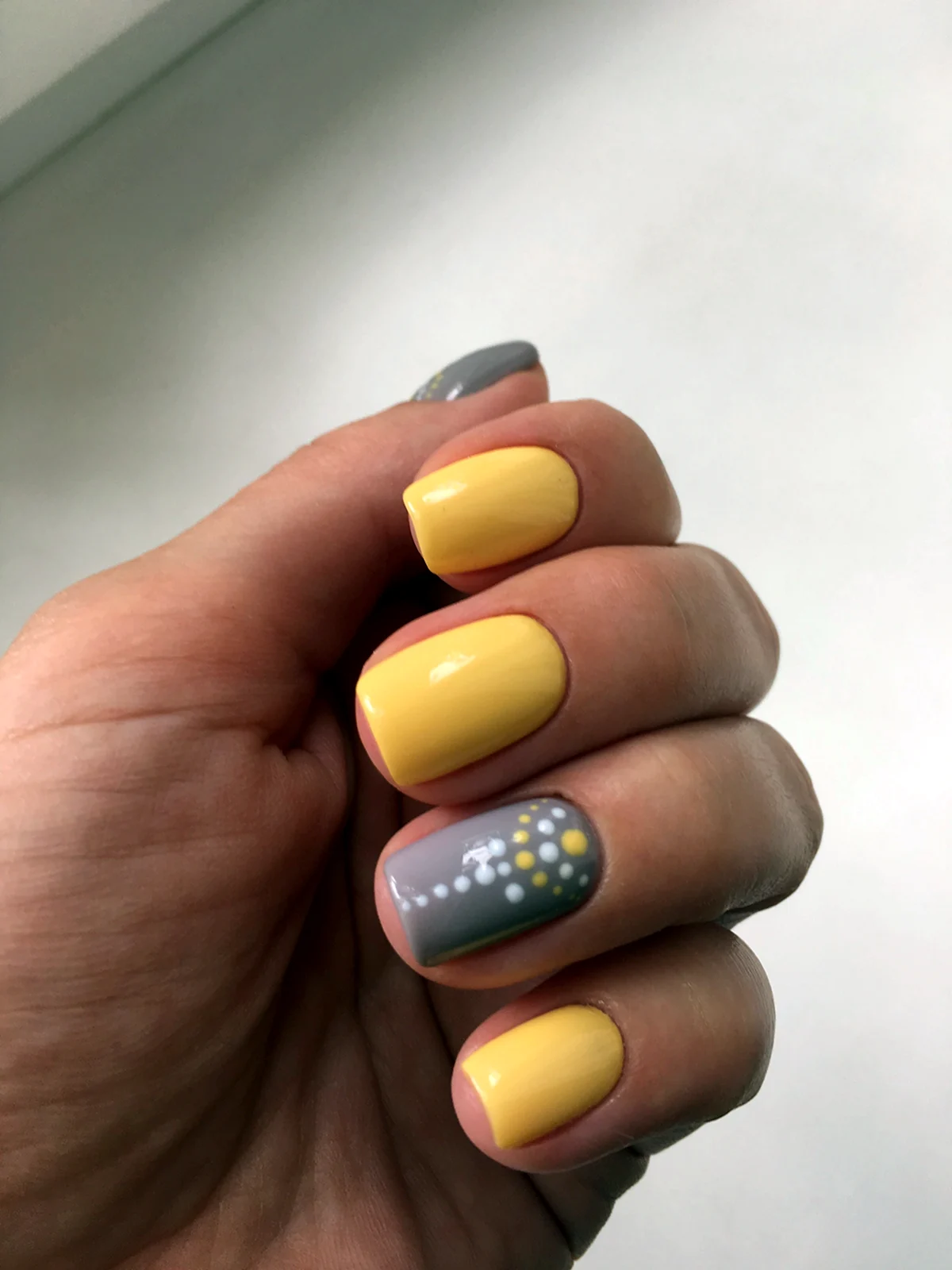 Серо желтый маникюр