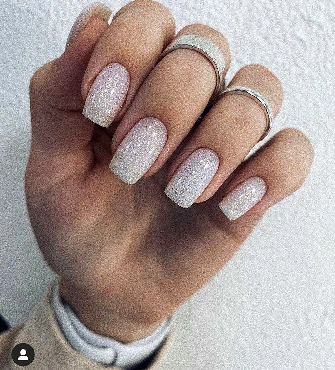 Молочный маникюр с блестками