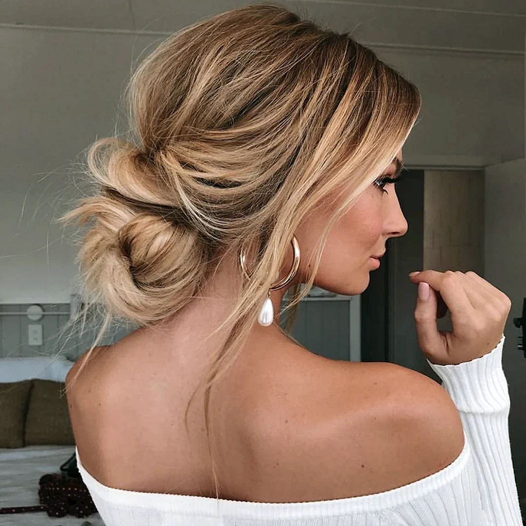 Зачіска messy bun