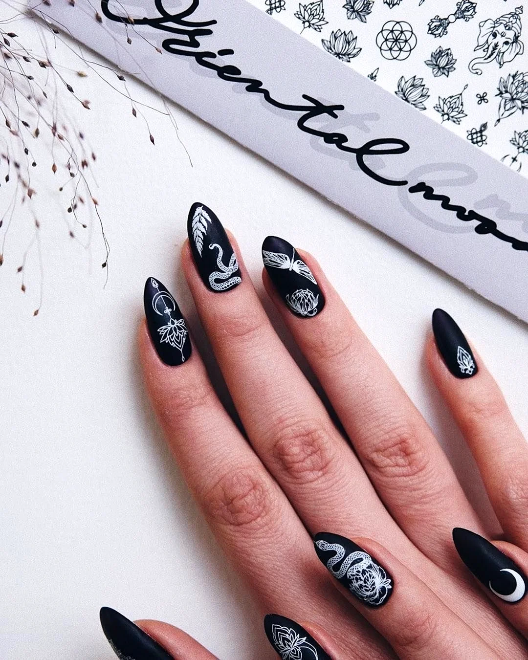 Черные узоры на ногтях