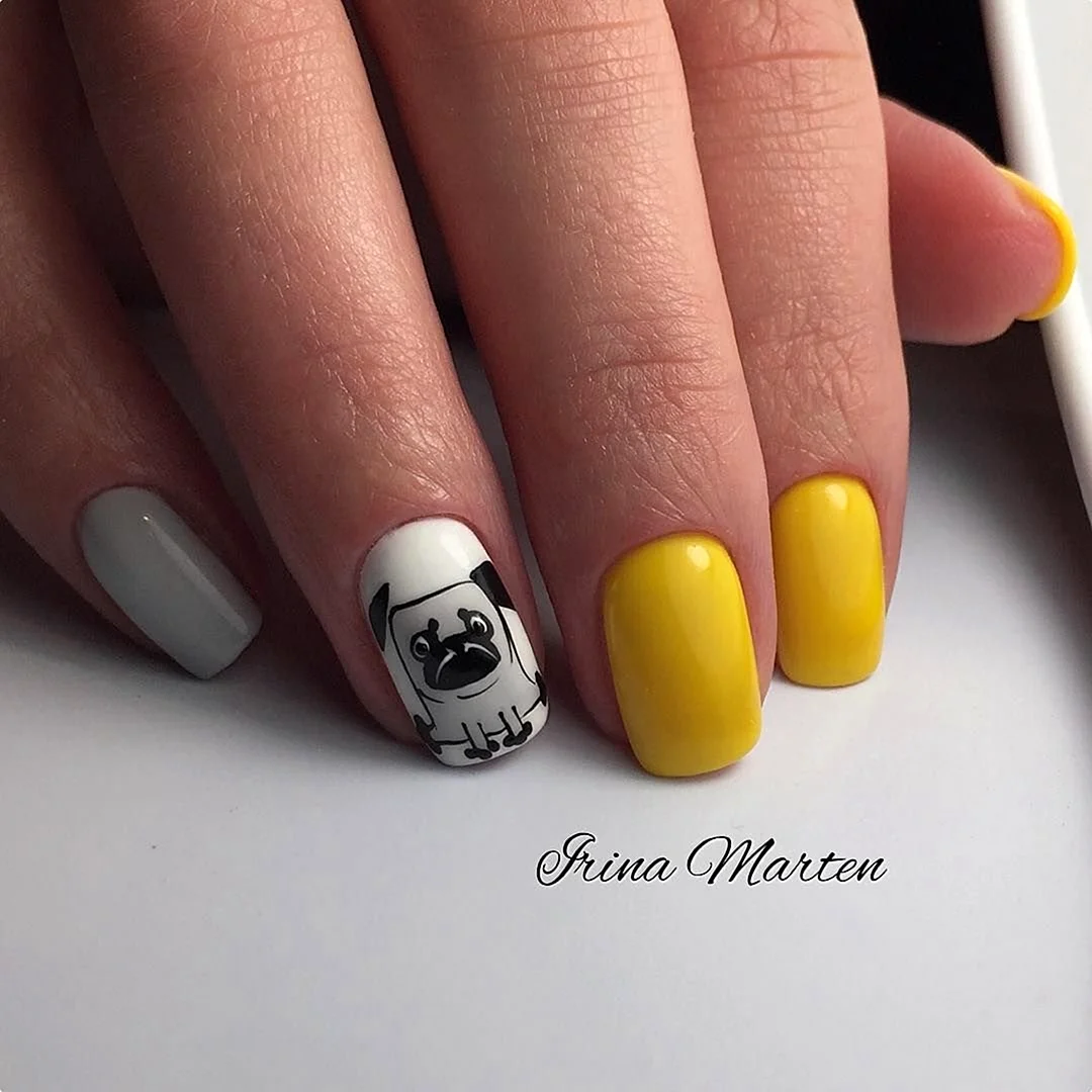 Маникюр с мопсом