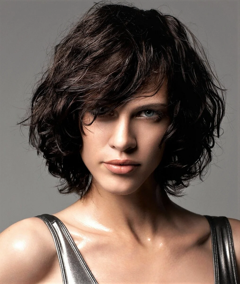 Стрижка Боб Каскад на середнє хвилясте волосся