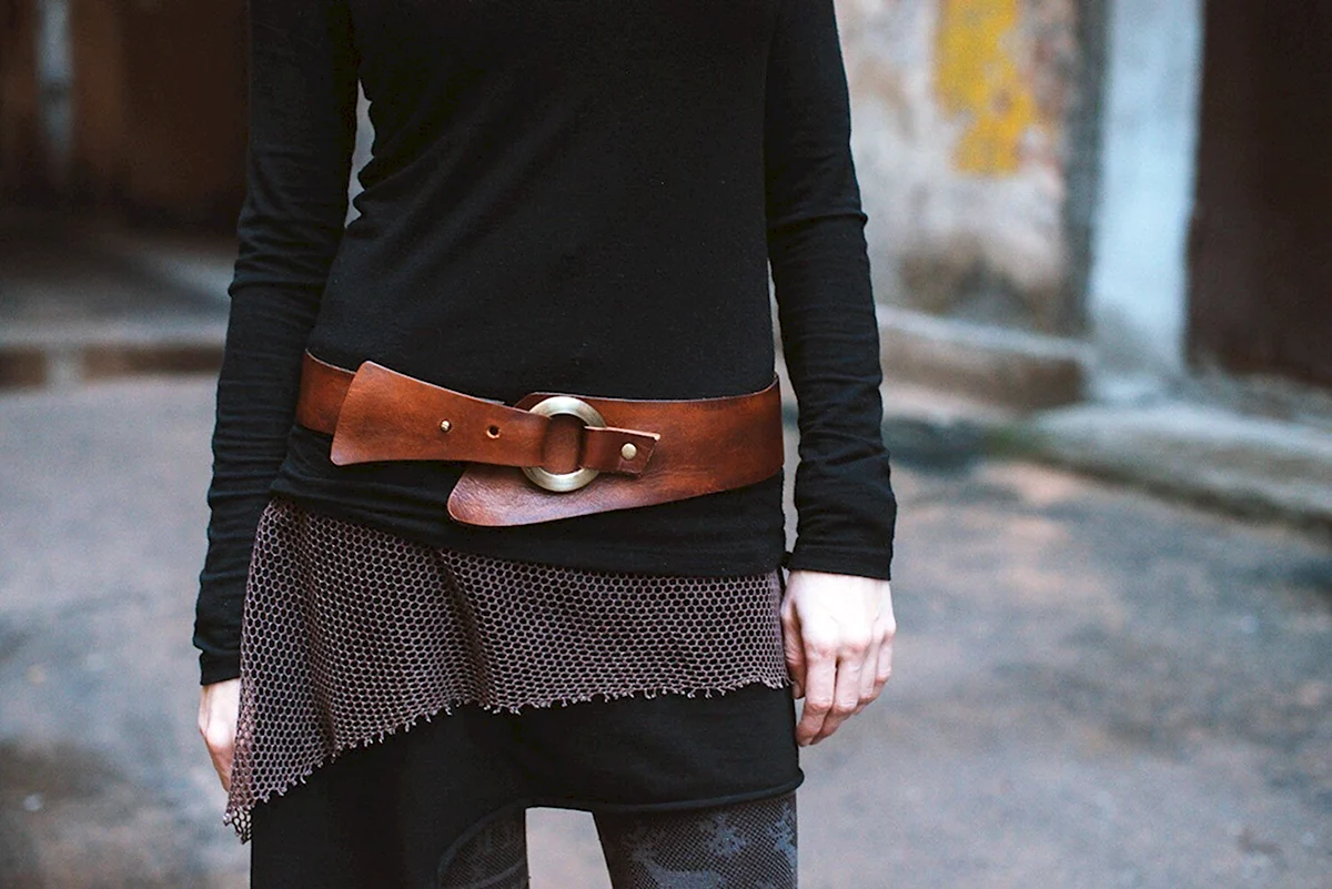Кожаный ассиметричный пояс -баска