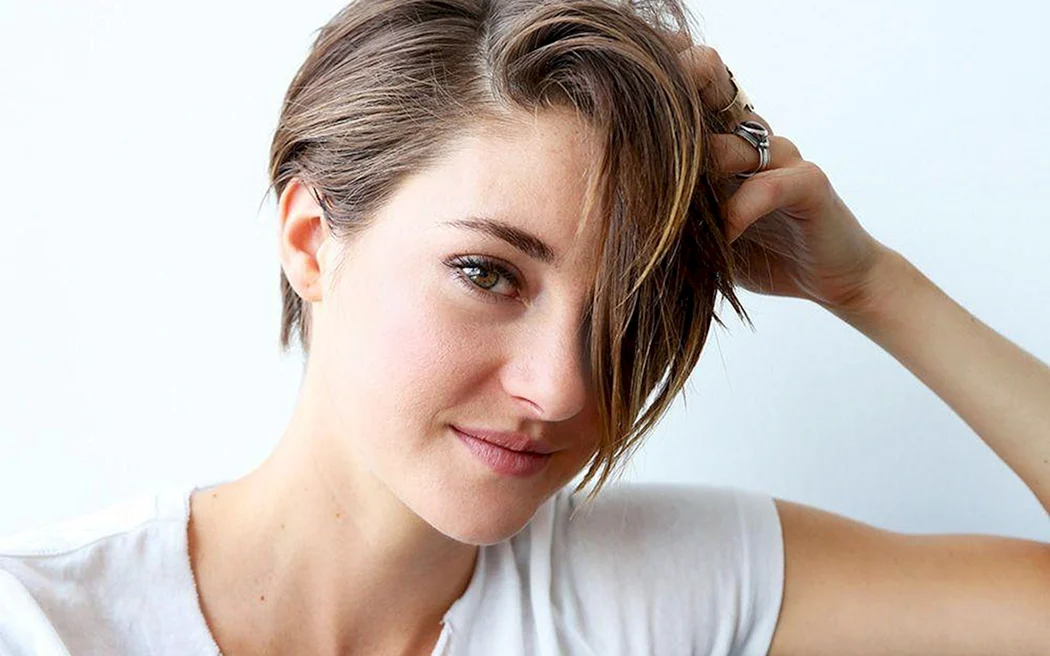 Шейлін Вудлі з короткою стрижкою