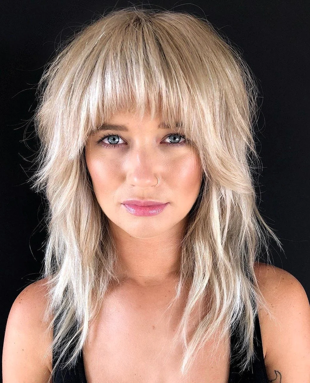 Стрижка Шеггі 2021 на середнє волосся