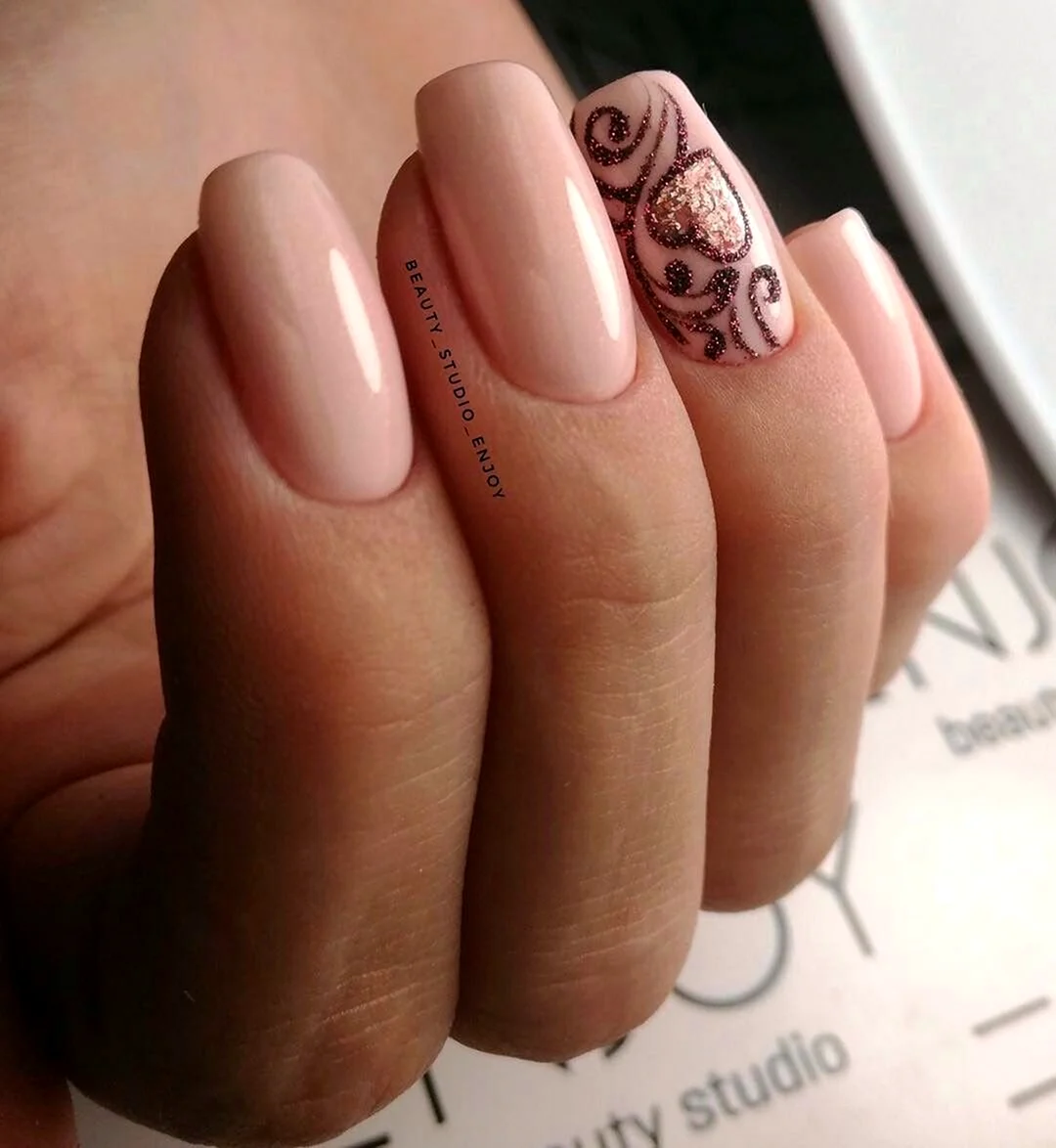 Маникюр коричневый с розовым