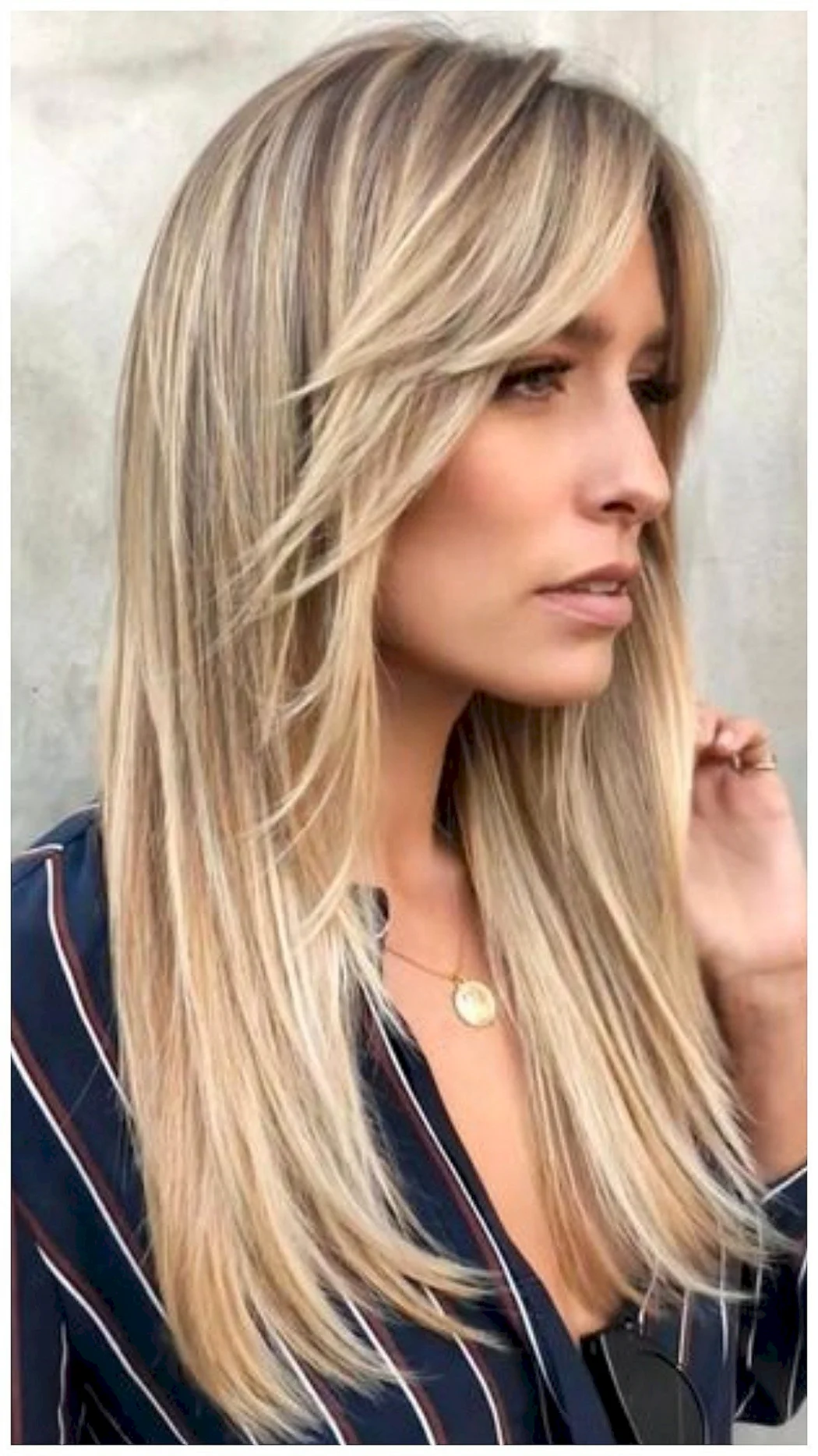 Стрижка драбинки на середнє волосся 2022