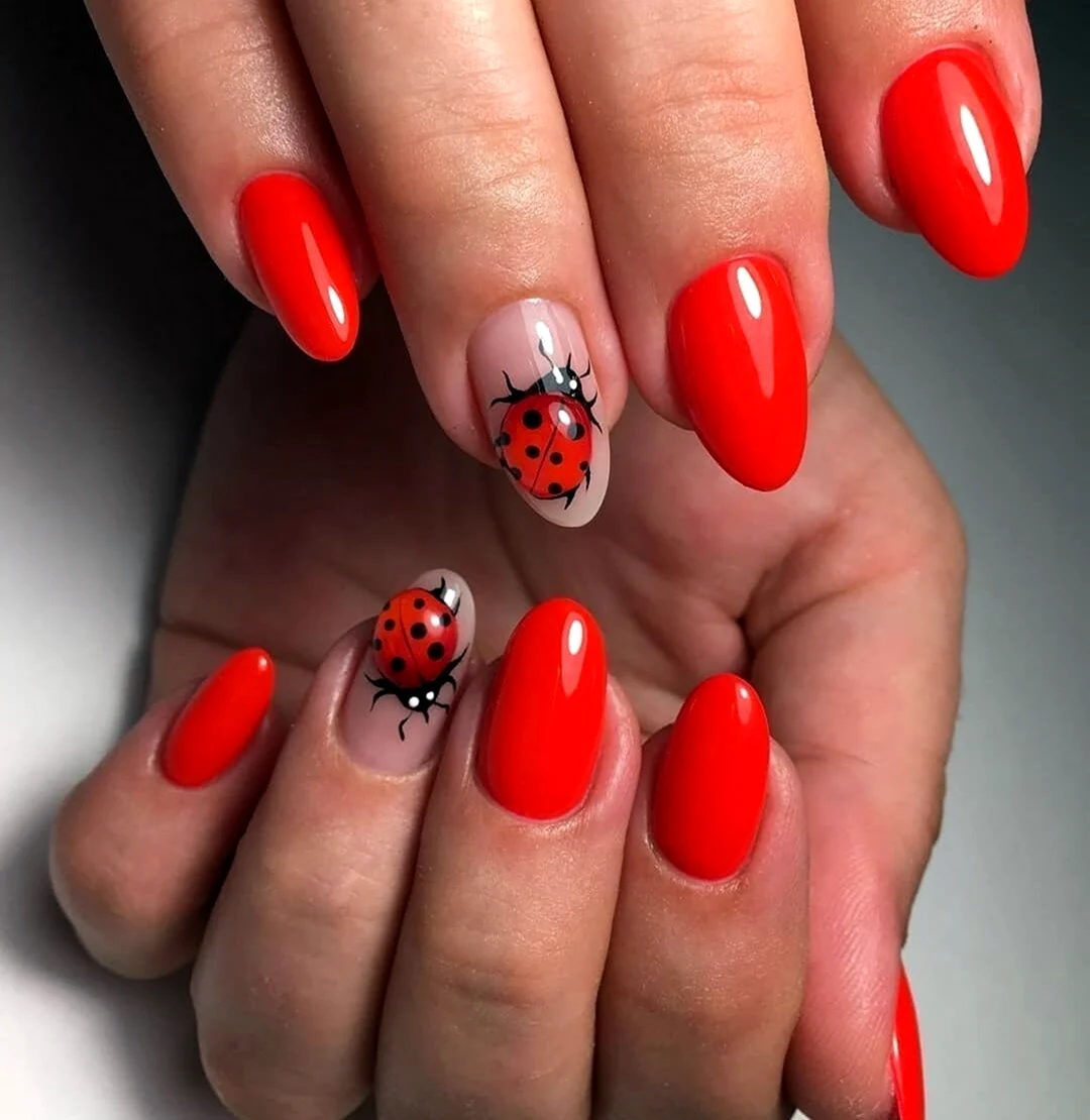 Красный маникюр