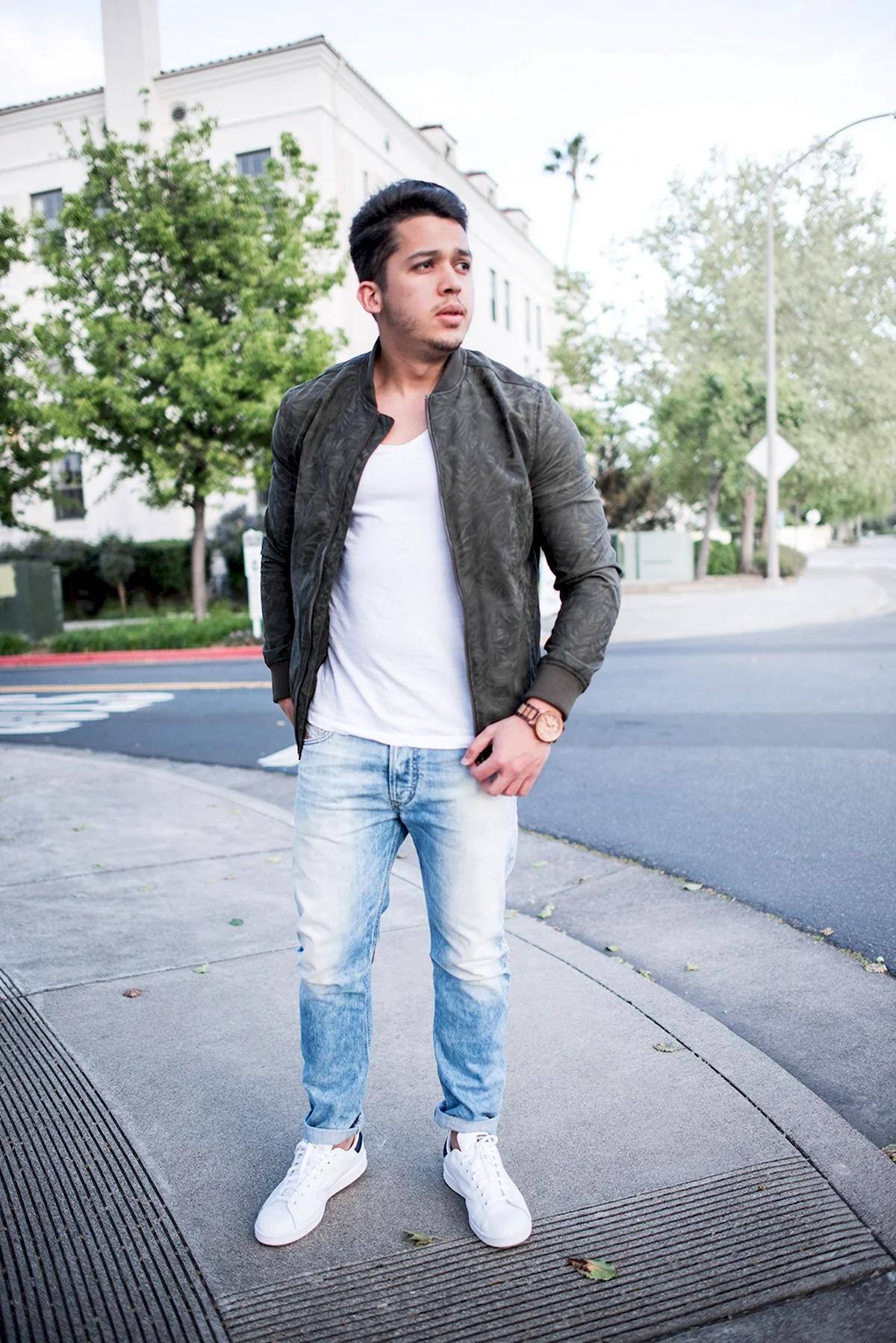 Кроссовки п од джинсод